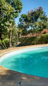 Área interna e de lazer com piscina de uma clínica de recuperação internação e reabilitação de dependentes químicos alcoólatras e drogados do grupo daniel Recuperação