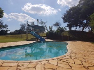 Piscina e área ampla de uma clínica de reabilitação para dependentes químicos e alcoólicos