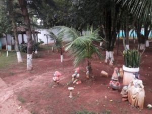 jardim e área externa da clínica de recuperação para dependentes químicos e drogados em cosmópolis sp
