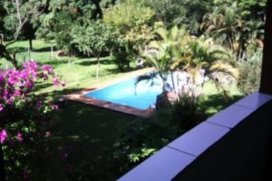 piscina e área verde vejetada da clínica de recuperação para dependentes químicos em Jaguariúna SP