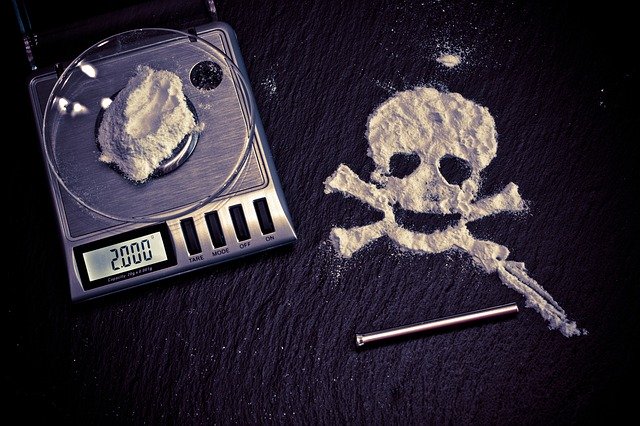 Cocaína Heroína na balança quanto mais consome mais vira dependente químico e mais dinheiro para o tráfico de drogas. Grupo Daniel Recuperação de Dependentes Químicos e Alcoólatras