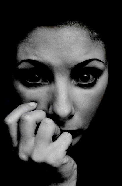 foto de mulher demonstrando ansiedade depressão ou consumo de drogas