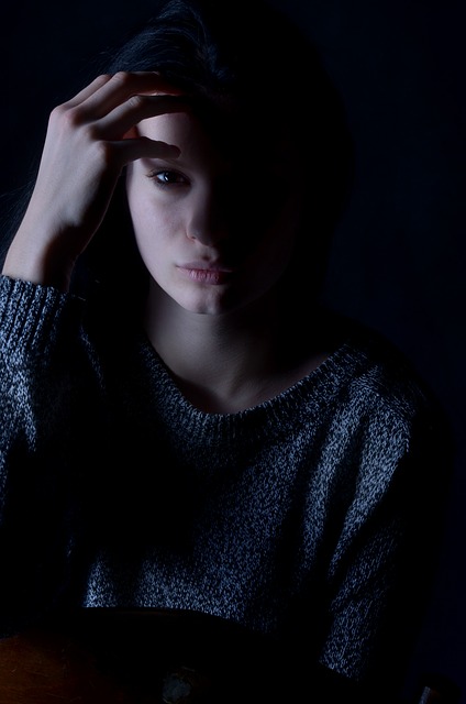 mulher traumatizada triste por ansiedade ou depressão suicídio sentada no escuro