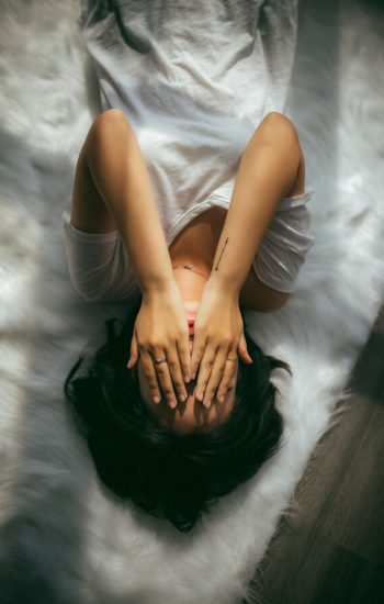 Mulher triste com depressão ou chorando devido a dependência química alcoólica ou pscicológica grupo daniel recuperação de dependentes químicos e alcoólatras em Clínica de Reabilitação