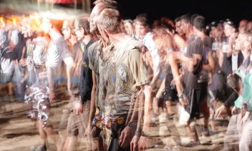 Grupo de pessoas representando influência para possível vício ou consumo de drogas ou álcool